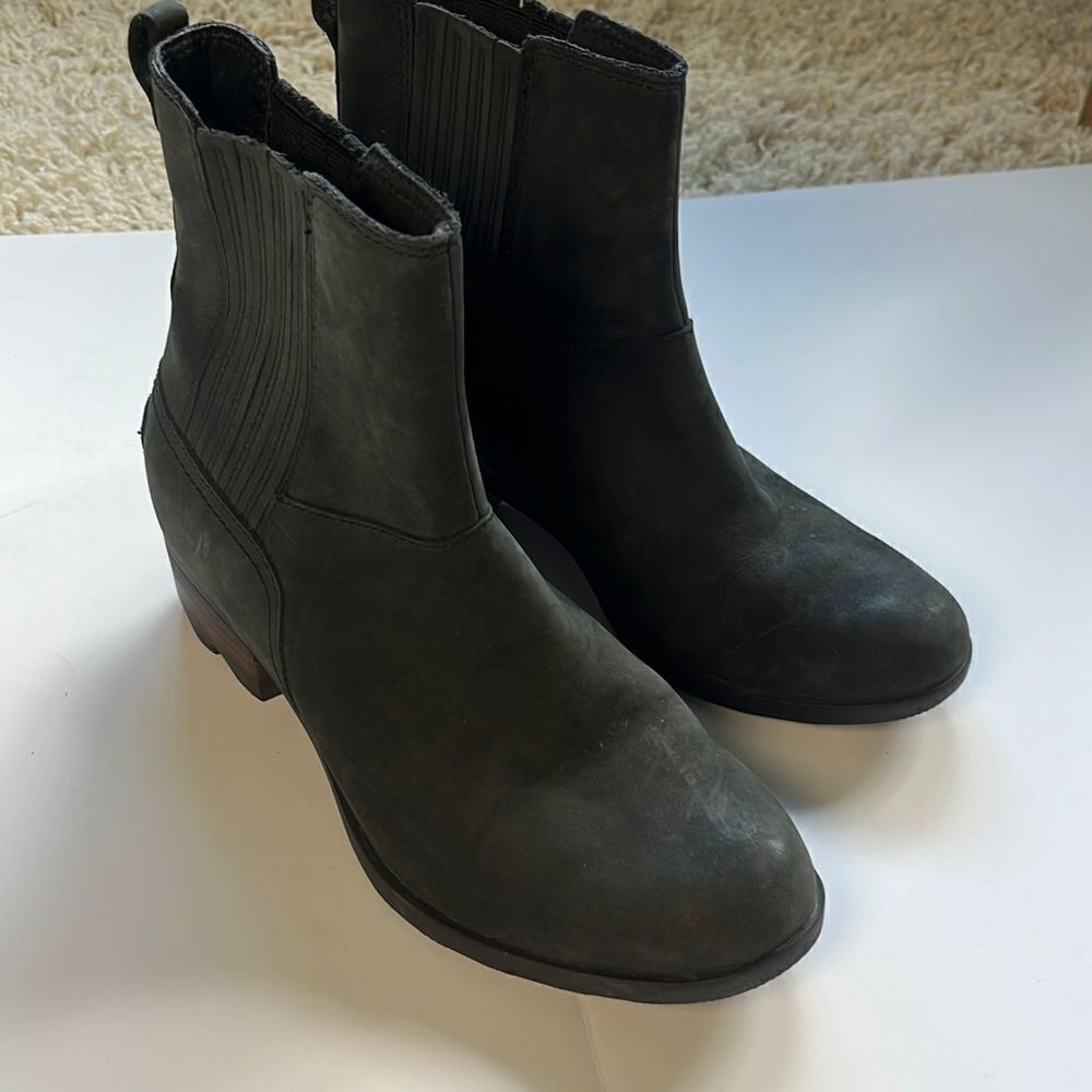 Sorel Women's Lolla Chelsea Boots (Black Suede) 7 Never worn outside